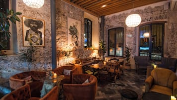 2 restaurants, breakfast, lunch served; local and international cuisine