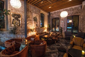 2 restauranter, frokost serveres, lokale og internasjonale retter