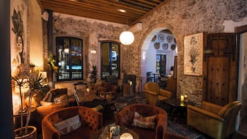 2 restaurants, breakfast, lunch served; local and international cuisine