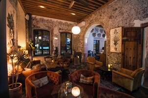 2 restaurants, breakfast, lunch served; local and international cuisine