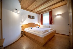 1 bedroom, free WiFi, bed sheets - Apartments Bea 163A (Castelrotto)