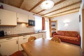 Kühlschrank, Mikrowelle, Ofen, Wasserkocher mit Kaffee-/Teezubehör
