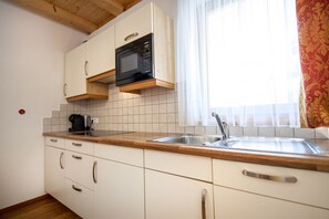 Kühlschrank, Mikrowelle, Ofen, Wasserkocher mit Kaffee-/Teezubehör