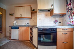 Refrigerador, horno, lavavajillas y cafetera y tetera 
