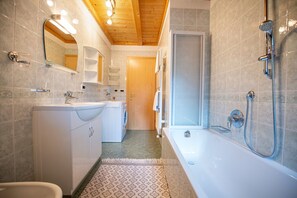 Baignoire, serviettes fournies