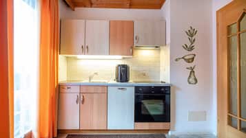 Fridge, oven, dishwasher, coffee/tea maker