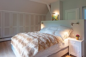 5 chambres, coffres-forts dans les chambres, bureau