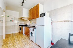 Kjøleskap, mikrobølgeovn, ovn og kokeplater