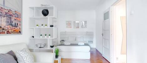 1 habitación, tabla de planchar con plancha y cuna de viaje