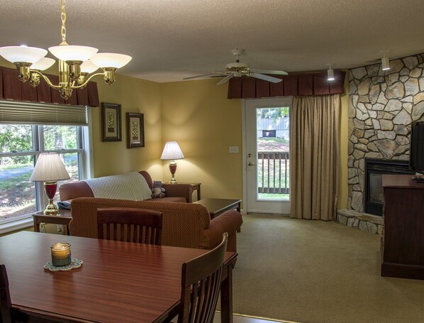 Televisión, chimenea, reproductor de DVD y futbolito 