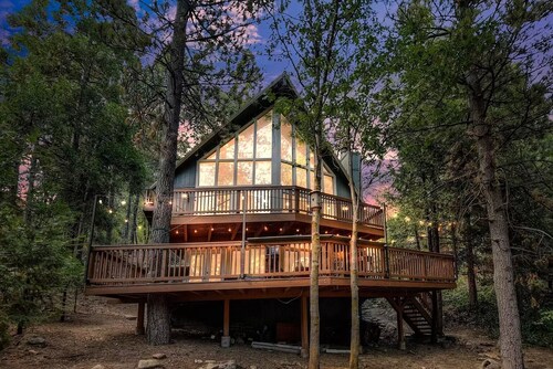 8 Guests Family Fun, Hot Tub, Game Room, Arcade, Foosball, Fireplaces