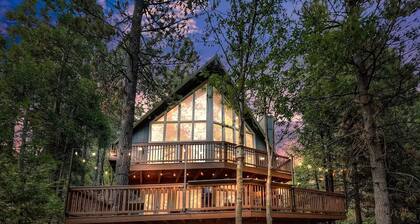 8 Guests Family Fun, Hot Tub, Game Room, Arcade, Foosball, Fireplaces