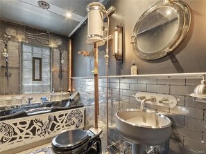 Douche, baignoire à jets, sèche-cheveux, serviettes fournies