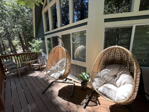 8 Guests Family Fun, Hot Tub, Game Room, Arcade, Foosball, Fireplaces