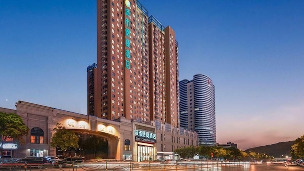 A high-rise hotel with multiple floors, a prominent entrance, and a modern design. - City Comfort Inn Huangshi Bei Station (Huangshi)