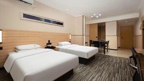 A hotel room with two beds, a desk, and a dining area. - City Comfort Inn Huangshi Bei Station (Huangshi)