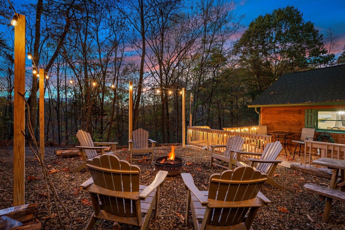 Secluded 4BR 3BA cabin w/ Hot Tub, Game Room, Great Location!