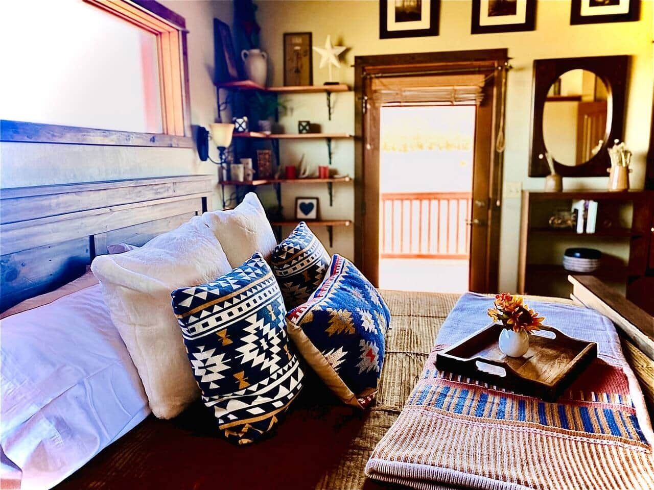 4 habitaciones, tabla de planchar con plancha y cuna de viaje 