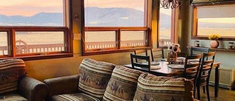 テレビ、暖炉、DVD プレーヤー、書庫