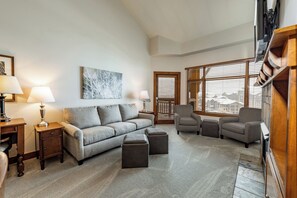 Flatskjerm-TV, peis og DVD-spiller