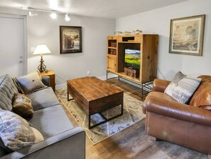 Smart TV, fireplace, books - Clean + Cozy Log Cabin (Silverthorne)