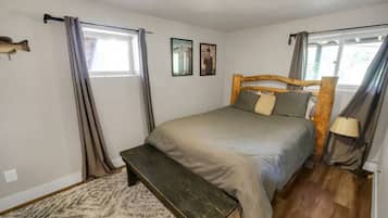 5 bedrooms, desk, iron/ironing board, travel cot