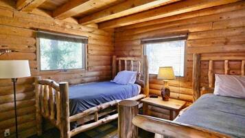 5 bedrooms, desk, iron/ironing board, travel crib
