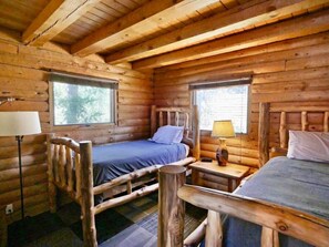 5 bedrooms, desk, iron/ironing board, travel cot - Clean + Cozy Log Cabin (Silverthorne)
