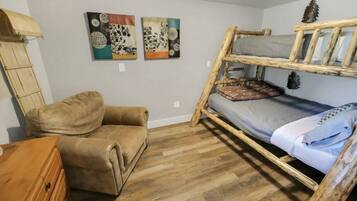 5 habitaciones, escritorio y tabla de planchar con plancha