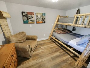5 bedrooms, desk, iron/ironing board, travel cot - Clean + Cozy Log Cabin (Silverthorne)