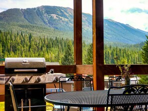 Outdoor dining - Luxury Yellowstone Chalet - Mountain Views with Sauna! (Cooke City-Silver Gate)