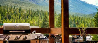 Luxury Yellowstone Chalet - Mountain Views with Sauna!