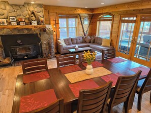 Smart TV, chimenea, reproductor de DVD, libros