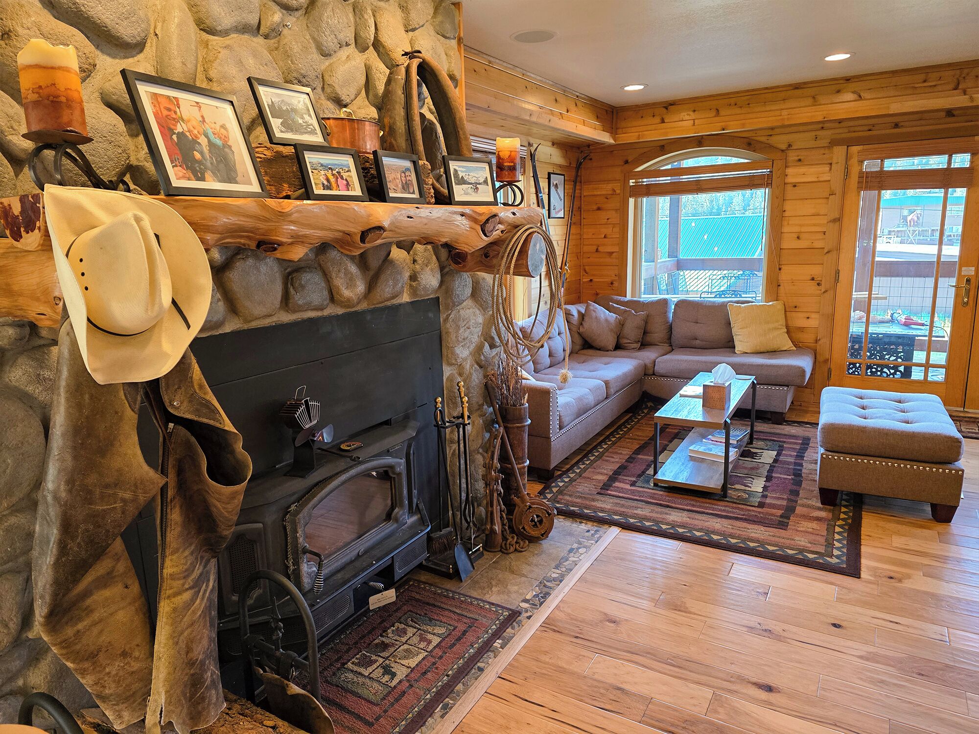 Smart-tv, een open haard, een dvd-speler en boeken