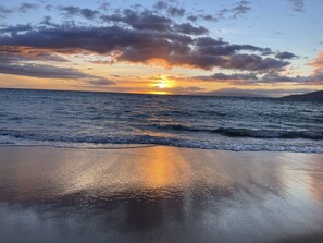 Nær stranden, solsenger og strandhåndklær