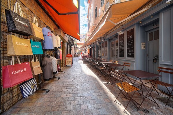 تناول الطعام بالخارج