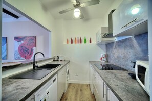 Fridge, microwave, coffee/tea maker, electric kettle - APPARTEMENT SPACIEUX PROCHE PLAGES A2B105 (Cannes)