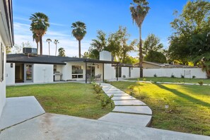 Exterior - Spacious Home + Guest house in Up-Town Phoenix (Phoenix)