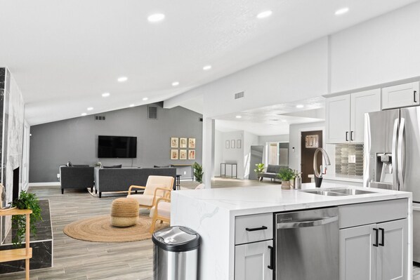 Interior - Spacious Home + Guest house in Up-Town Phoenix (Phoenix)