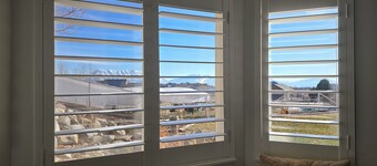 Airy Basement Suite - Private Entrance/Parking