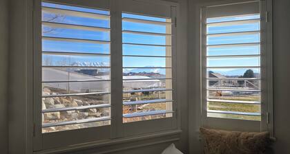 Airy Basement Suite - Private Entrance/Parking