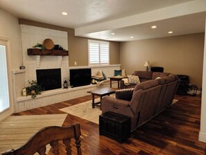Smart TV, chimenea, impresora