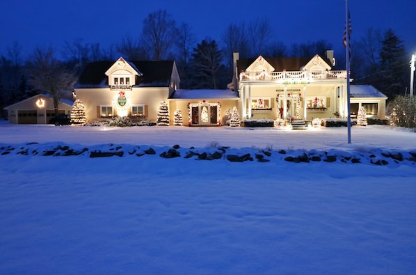 Exterior - 12 BR/13.5 BA Inn w/ Views of White Mountains & Heated Pool (Randolph)