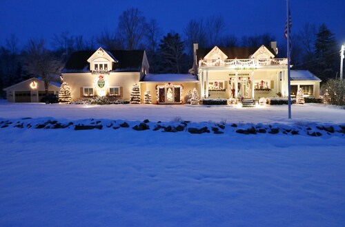 12 BR/13.5 BA  Inn w/ Views of White Mountains & Heated Pool
