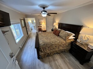 12 slaapkamers, een bureau, een strijkplank/strijkijzer, reisbedje