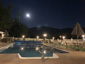 Utomhuspool och uppvärmd pool