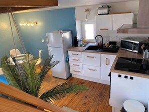 Frigorifero, microonde, forno, piano cottura