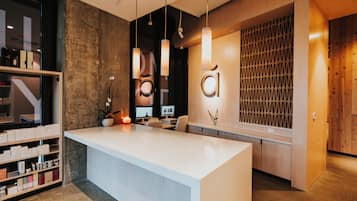 Resepsionis spa