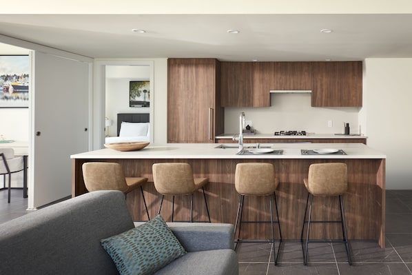Full-size fridge, microwave, oven, stovetop