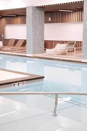 Indoor pool, outdoor pool, open open 24 hours, free cabanas - Level Seattle Downtown - South Lake Union (Seattle)